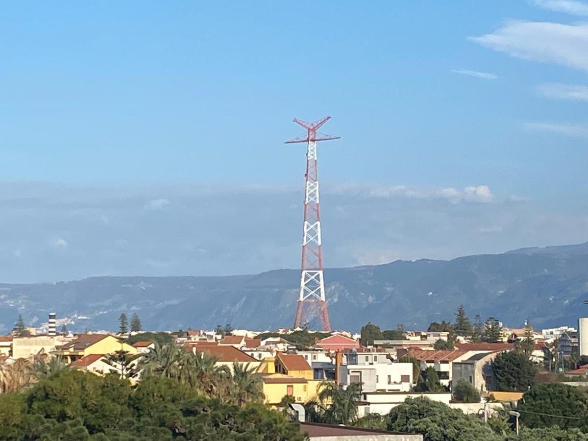 Tra mare e lago Torre di Faro Esterno foto