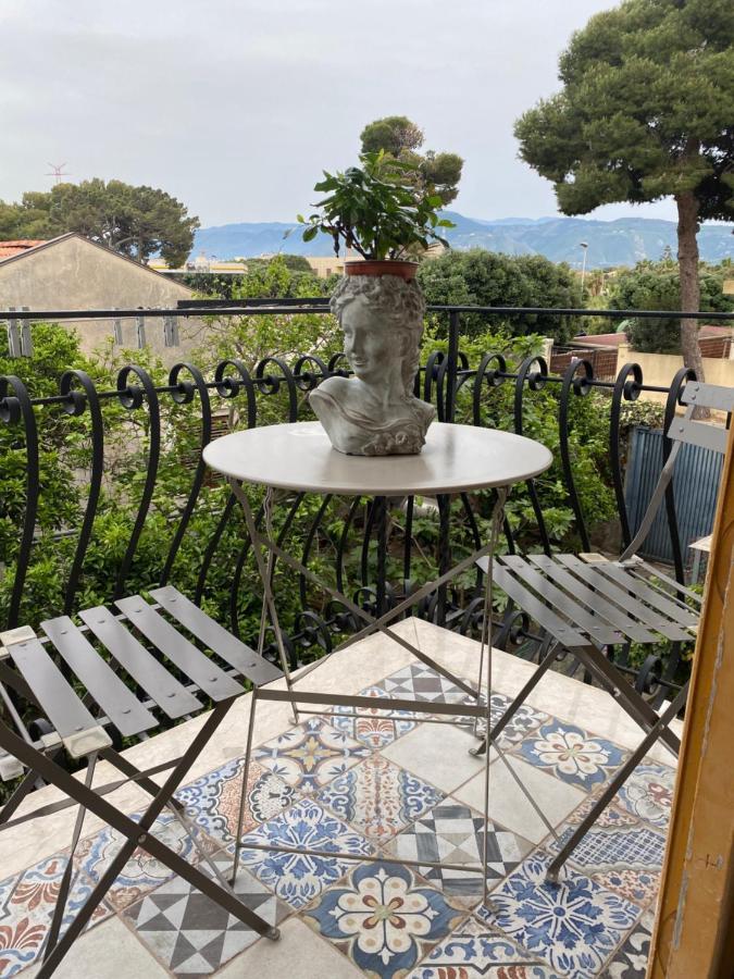 Tra mare e lago Torre di Faro Esterno foto