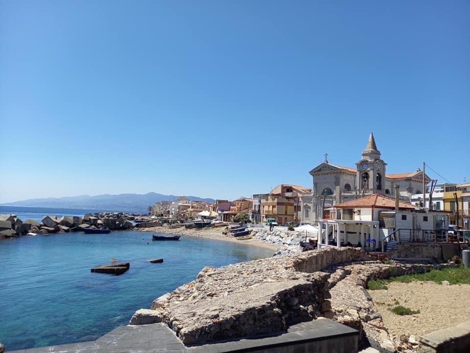Tra mare e lago Torre di Faro Esterno foto