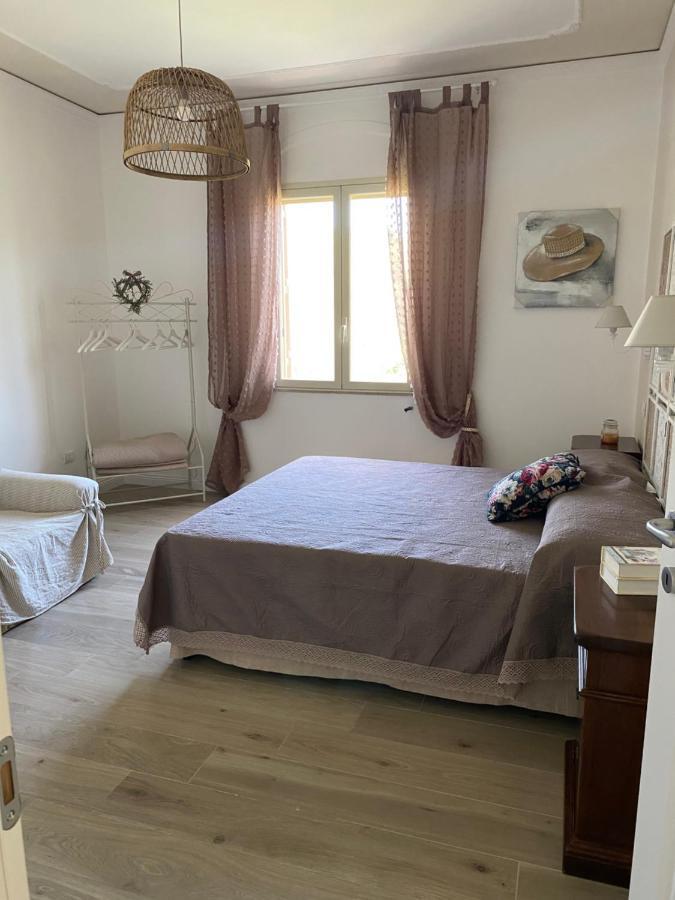 Tra mare e lago Torre di Faro Esterno foto