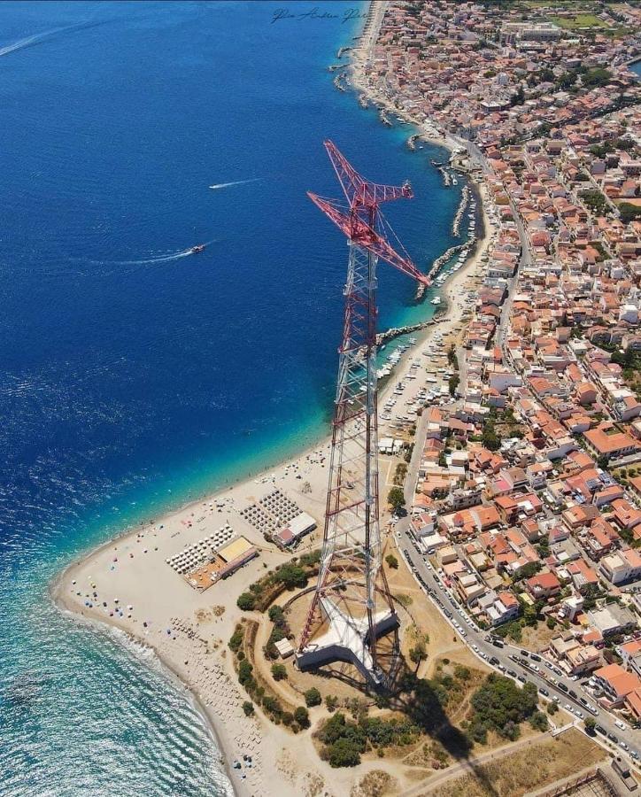 Tra mare e lago Torre di Faro Esterno foto