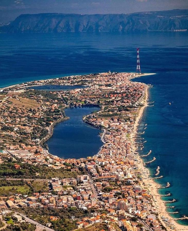Tra mare e lago Torre di Faro Esterno foto